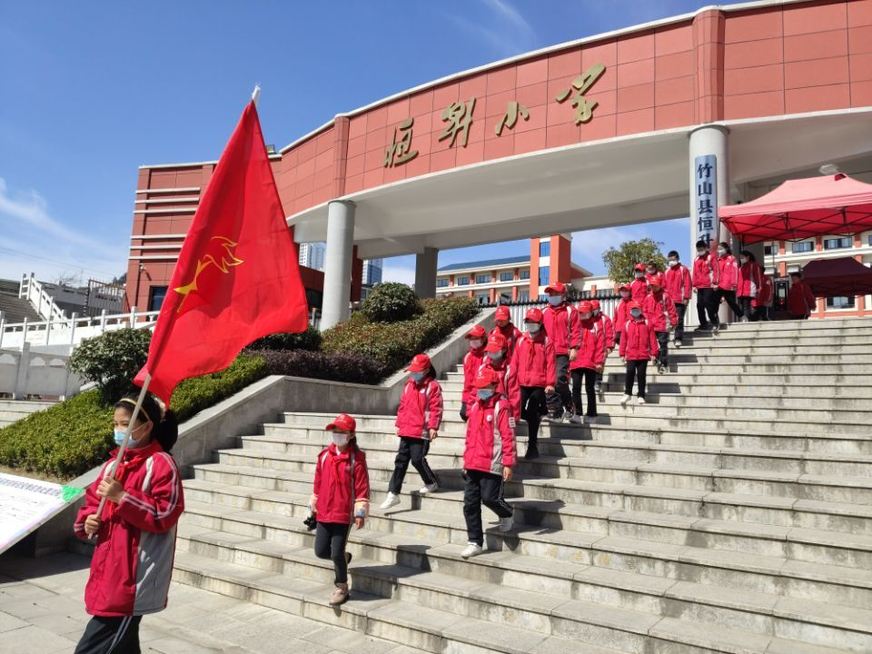 恒升小学举行“学雷锋 树新风”环境整治志愿服务活动
