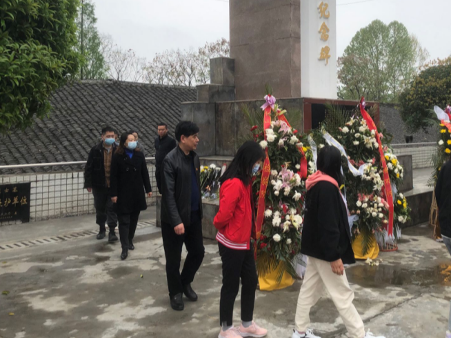 縣公共資源交易中心開展“學(xué)黨史 祭英烈”活動