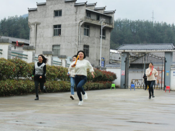 深河乡中心学校：开心庆三八