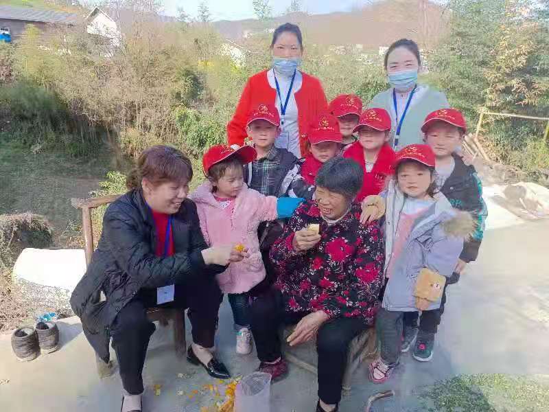 城关镇中心幼儿园学雷锋树新风