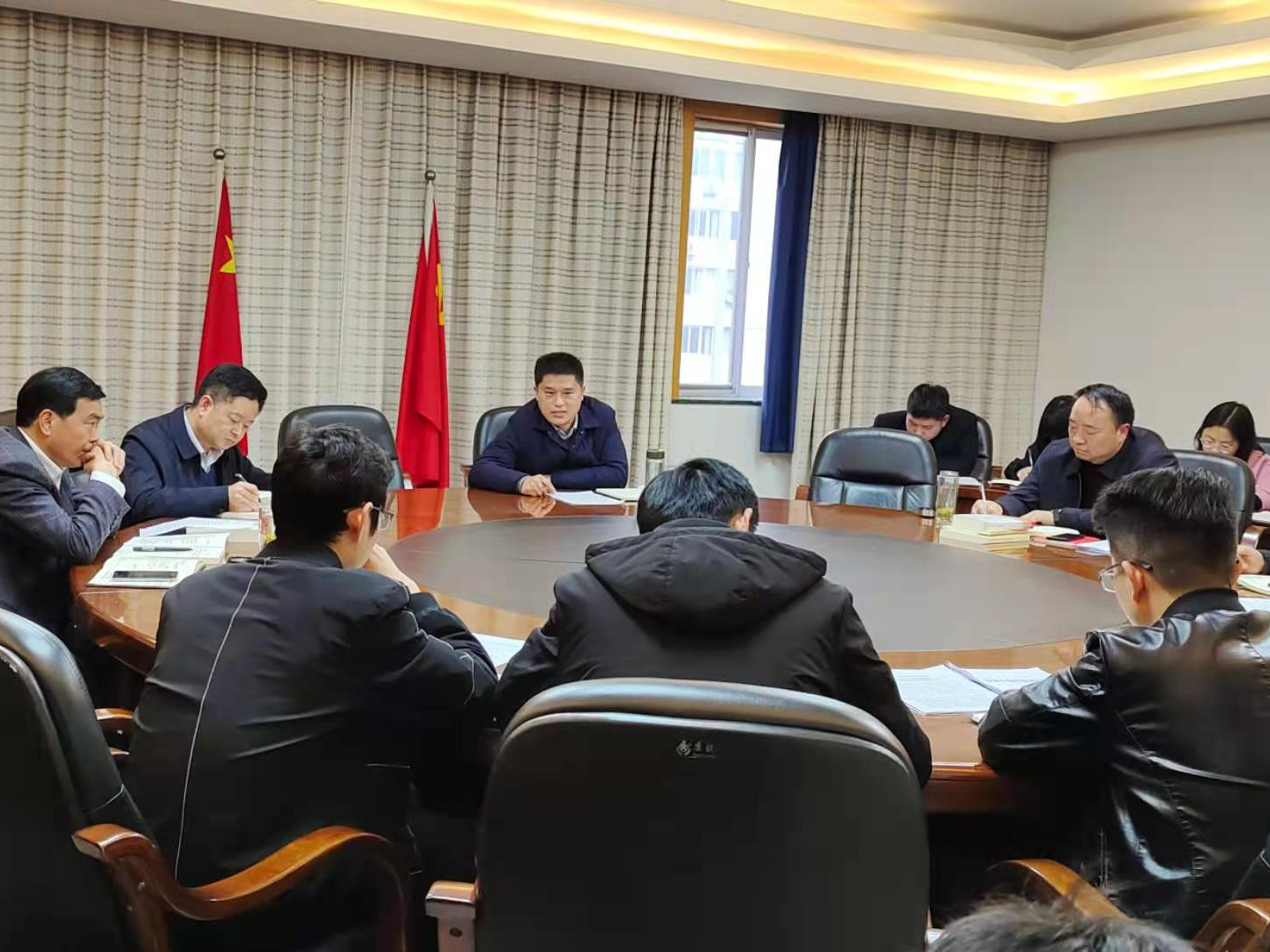 马兰起在县委办、县委政研室机关支部讲授党课