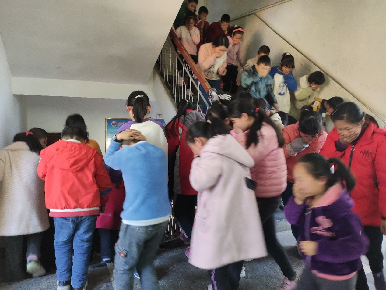 深河乡两道中心小学进行疏散演练