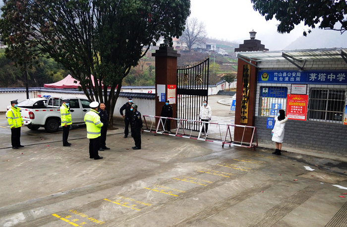 双台乡警校联动为开学保驾护航