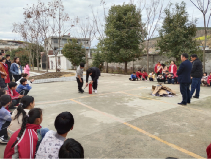 擂鼓鼓锣小学开展消防安全疏散演练活动