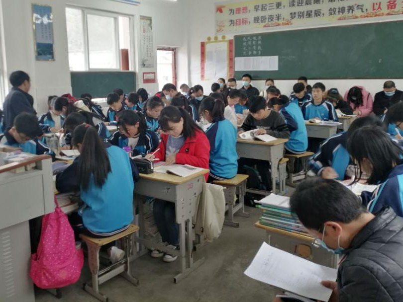 
柳林乡中心学校开展“推门听课”活动