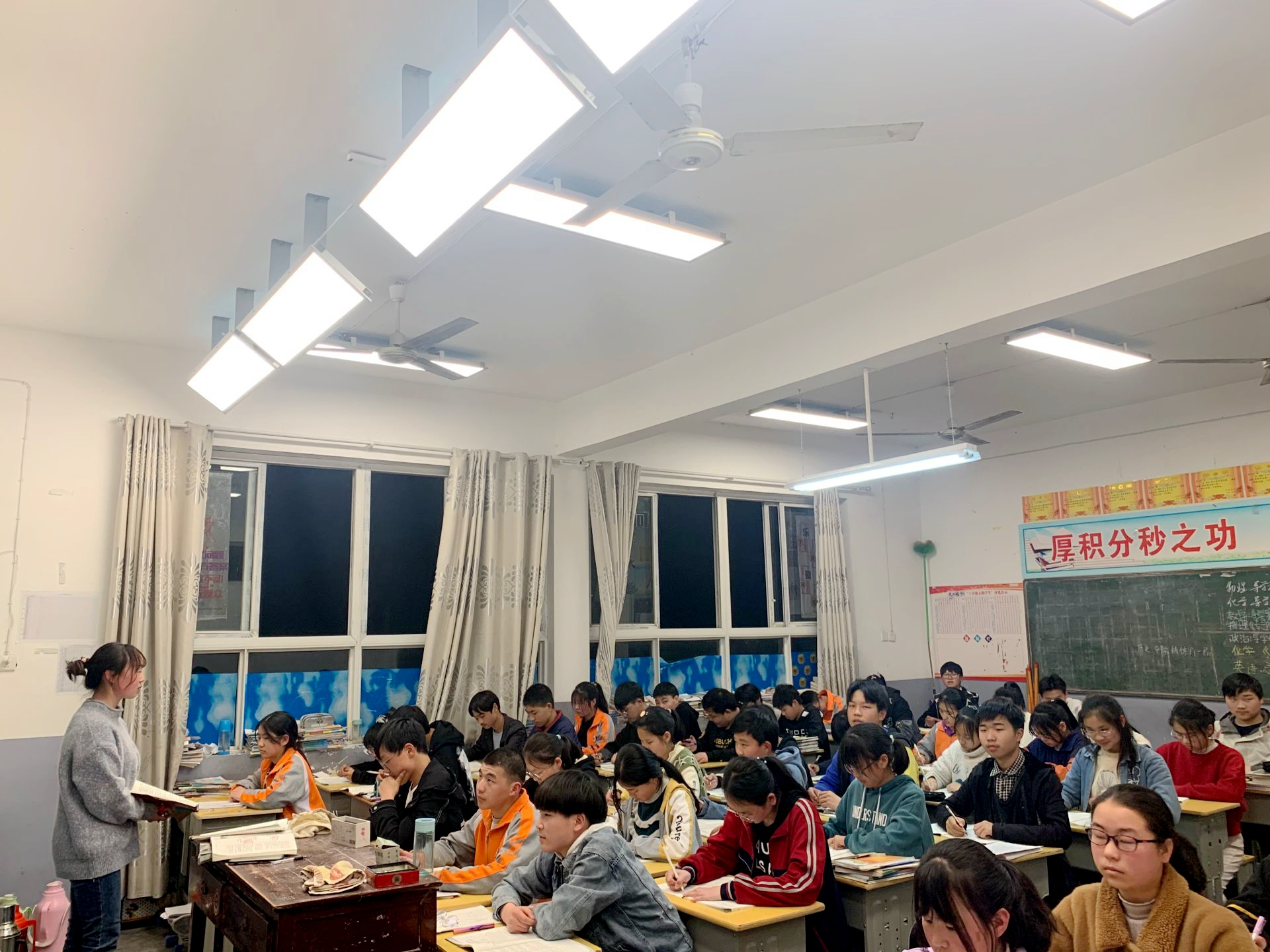 爱心捐赠 情暖母校