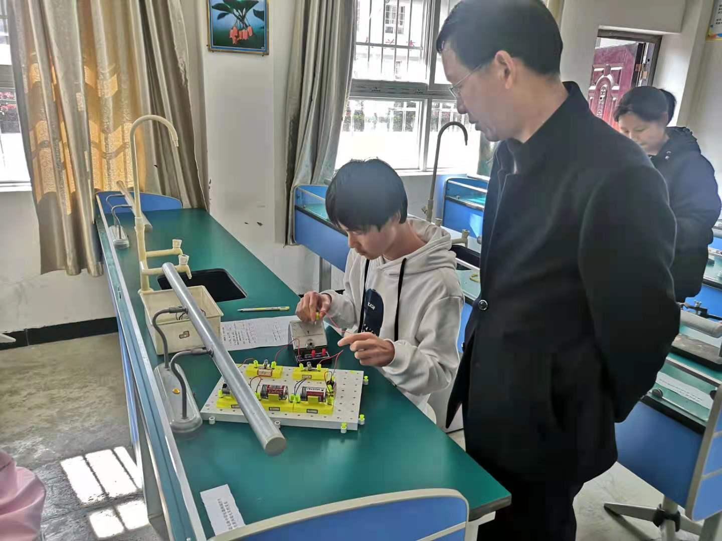 柳林乡九年一贯制学校“两考”工作接受考核