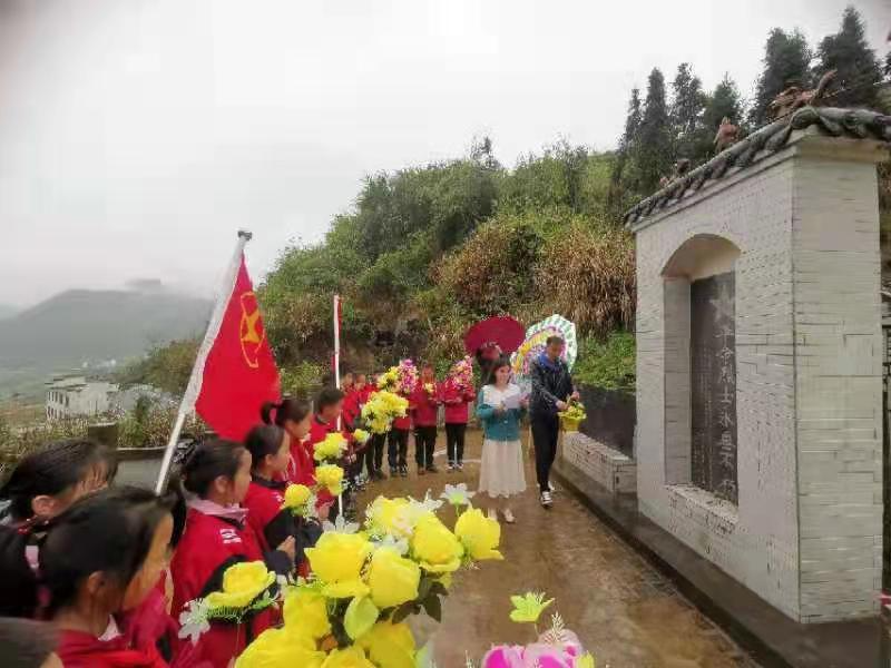 官渡镇中心学校开展清明祭英烈主题教育