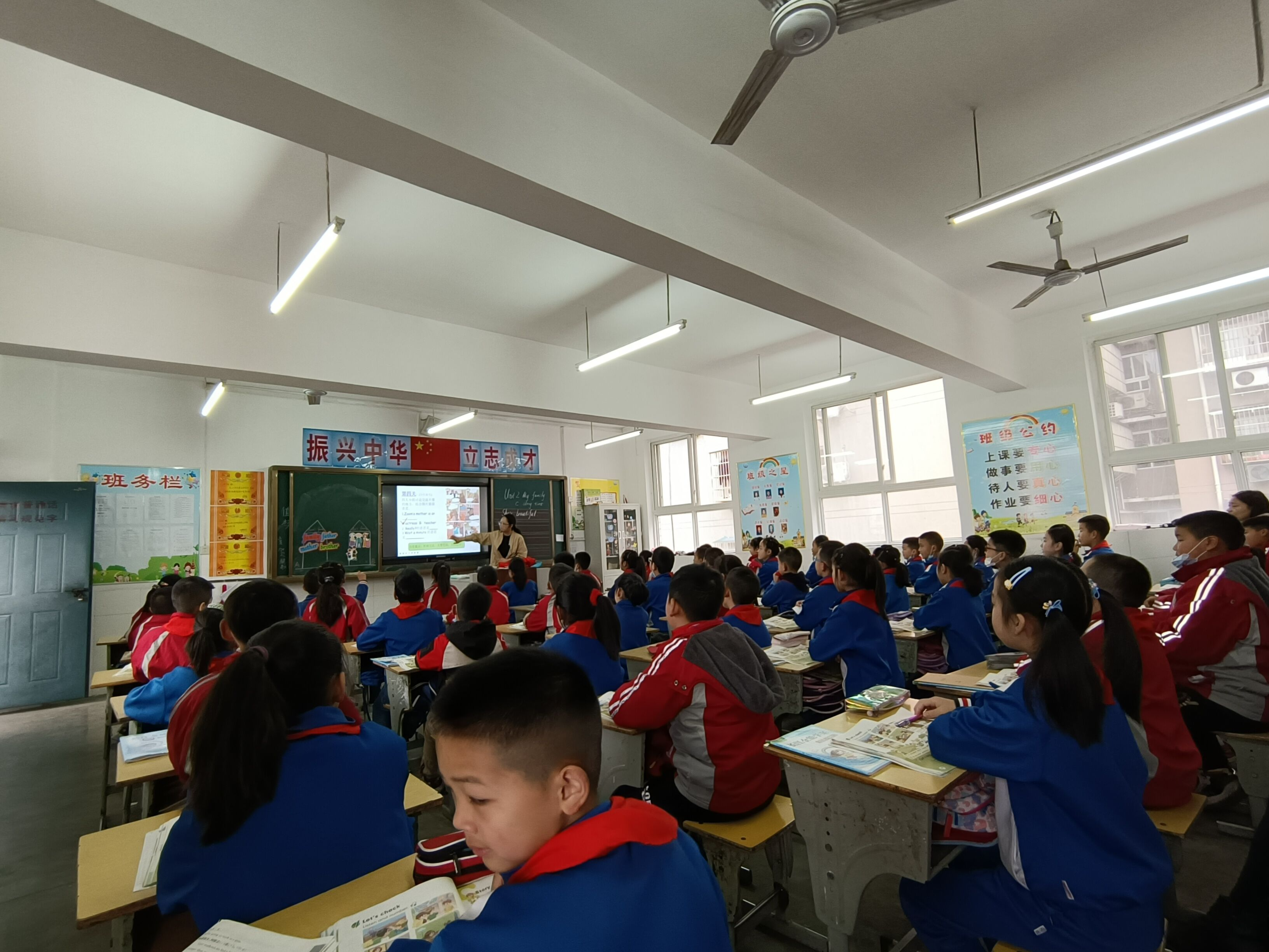 张振武小学：课堂展风采  教研促提高  