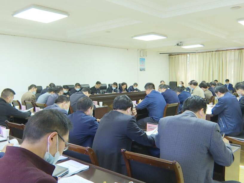县委理论学习中心组开展集体学习