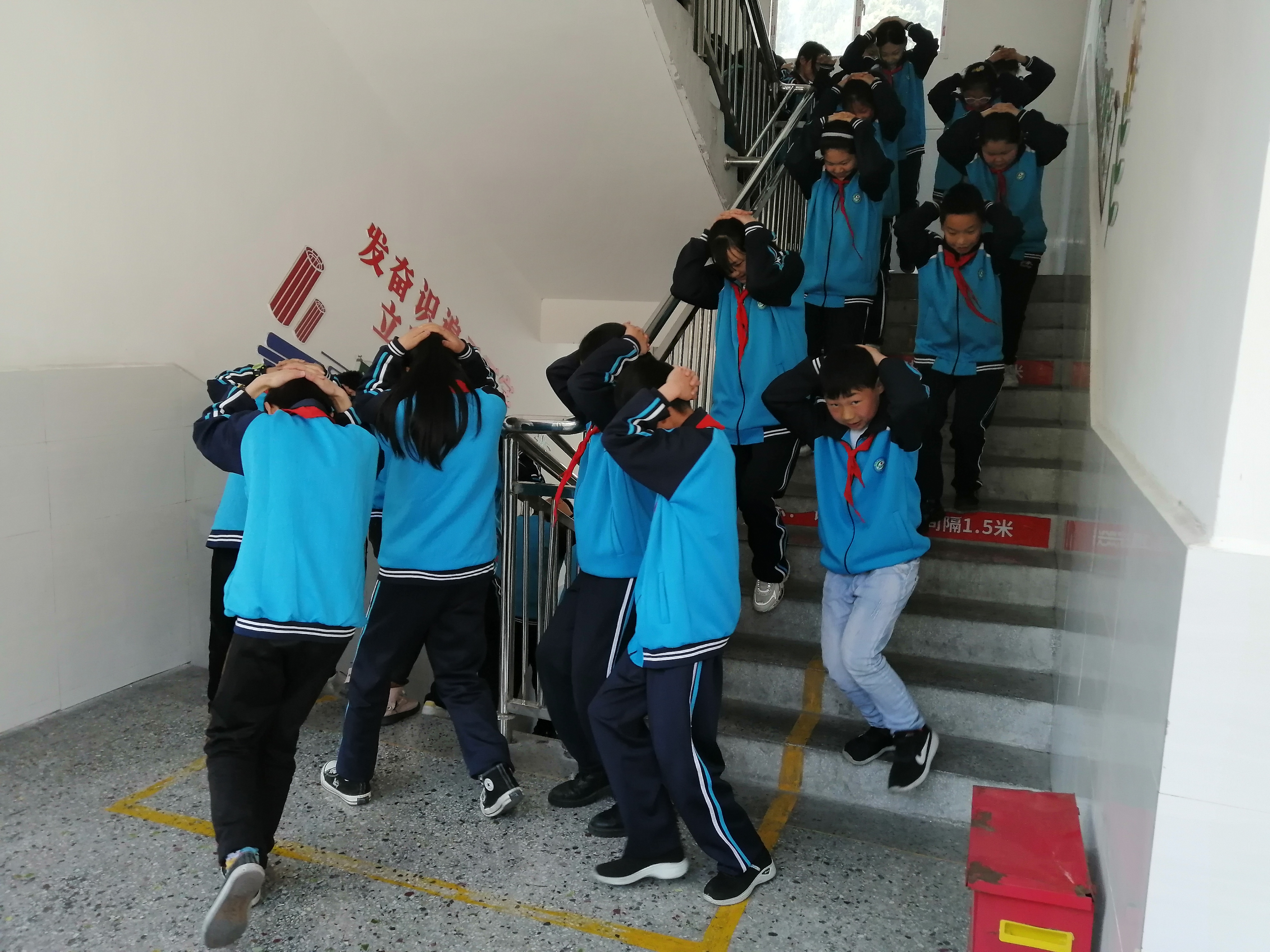 柳林乡公祖小学举行防震演练