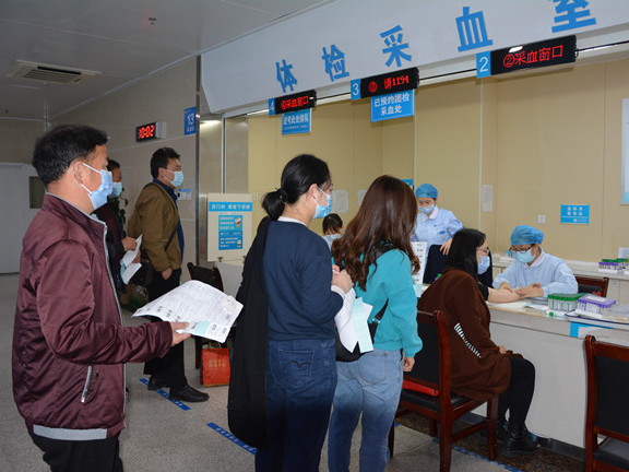 竹山二中为老师撑起“健康伞”
