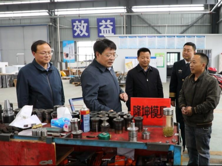 龚举海在宝丰镇调研时强调：打造特色鲜明的现代化产业园区