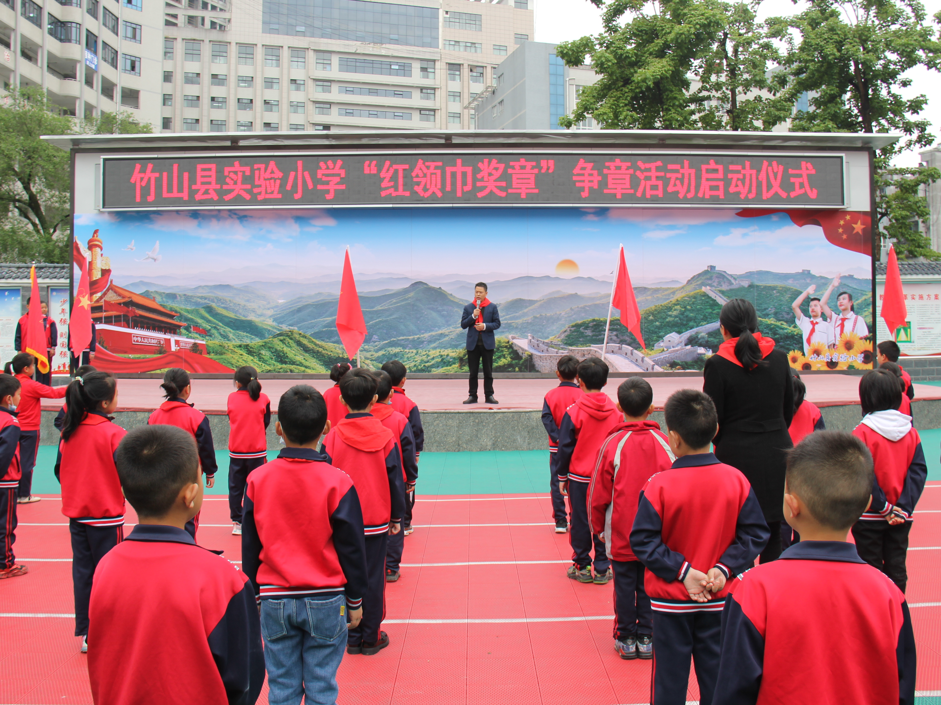 县实验小学启动“红领巾奖章”争章活动