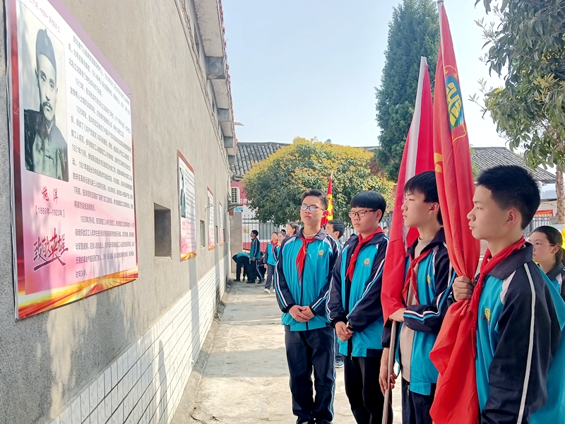 茂华中学组织开展祭扫许明清烈士墓活动