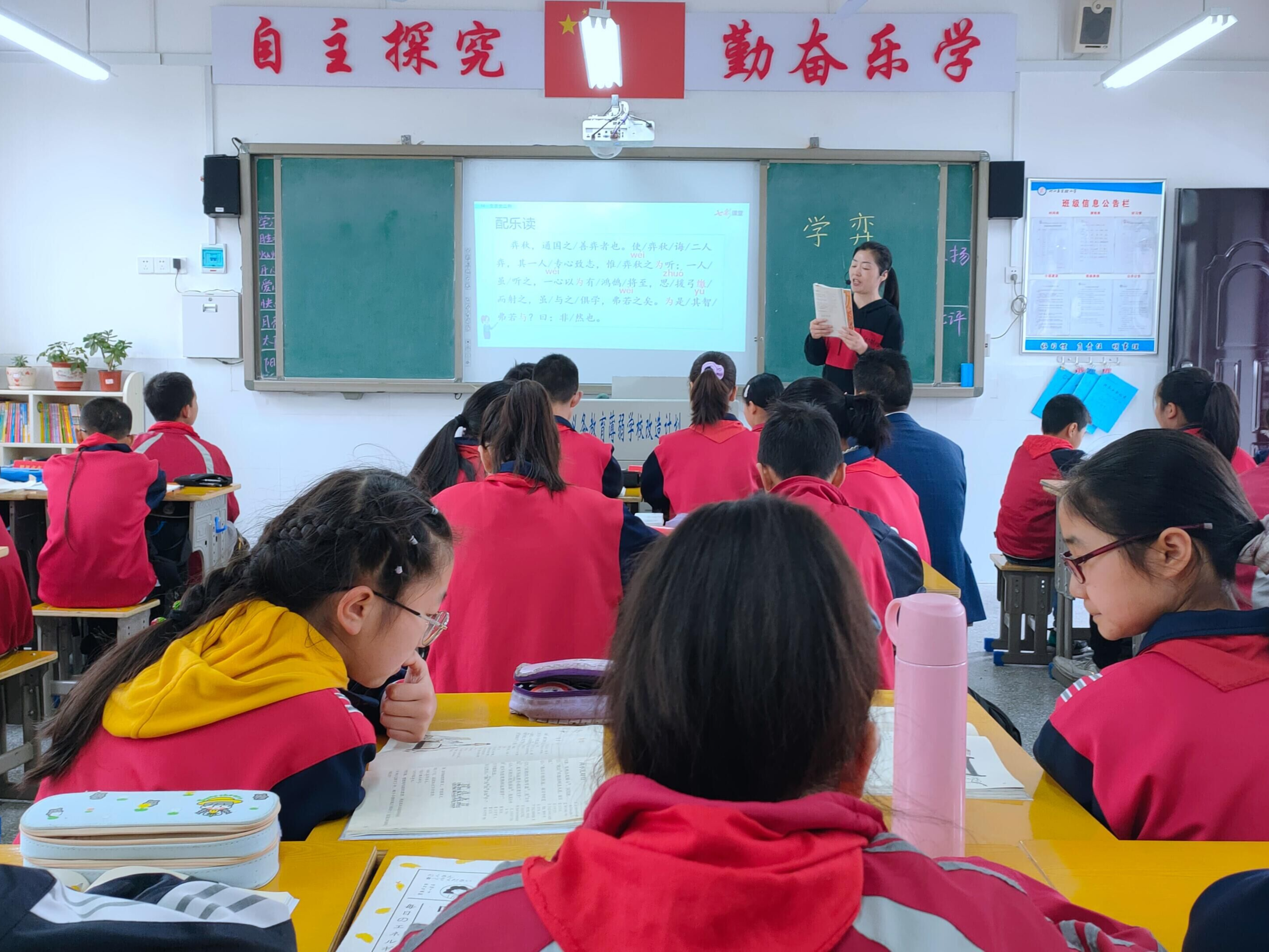 县实验小学上好“党员示范课”