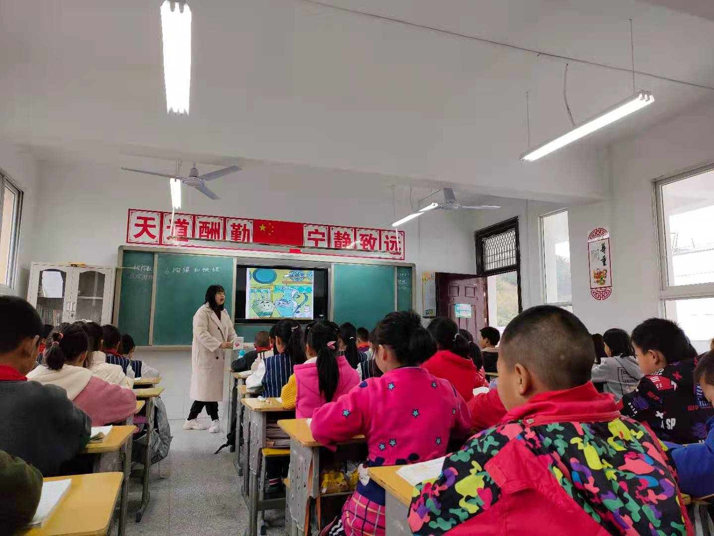 双台乡茅塔小学常态化开展比教学活动