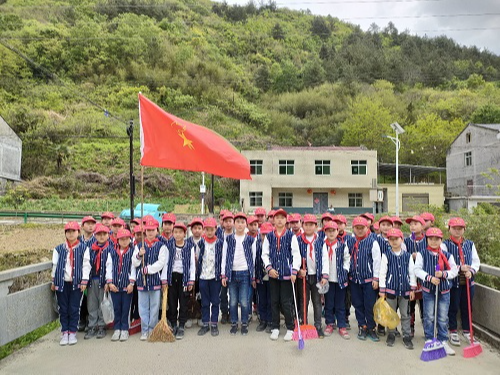 双台乡茅塔小学开展爱国卫生月活动