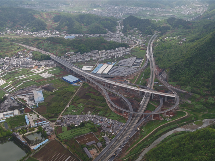 学史力行增动力 十巫高速建设快推进