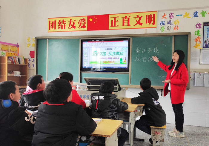 吉阳小学开展“爱护环境  从我做起”活动
