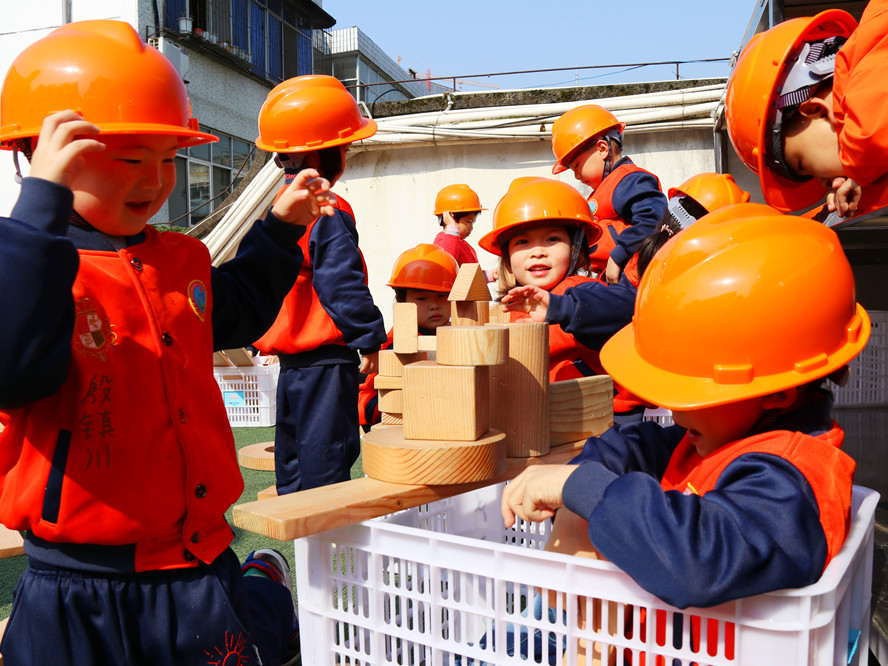 幼儿创新体能教育观摩活动在县实验幼儿园举行