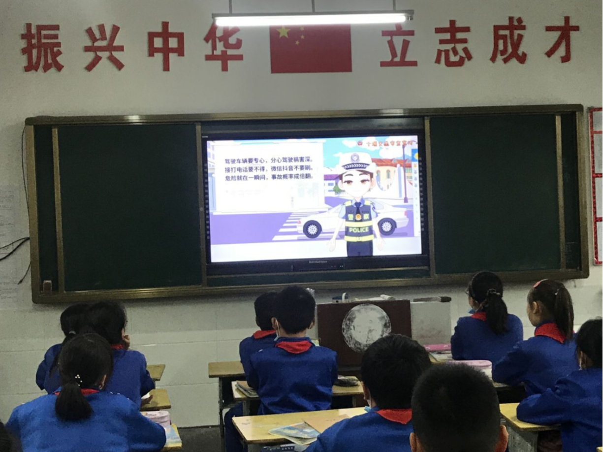 张振武小学多形式开展交通安全进校园活动