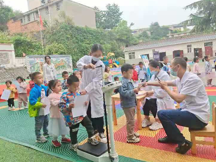 城关镇莲花幼儿园开展幼儿体检活动