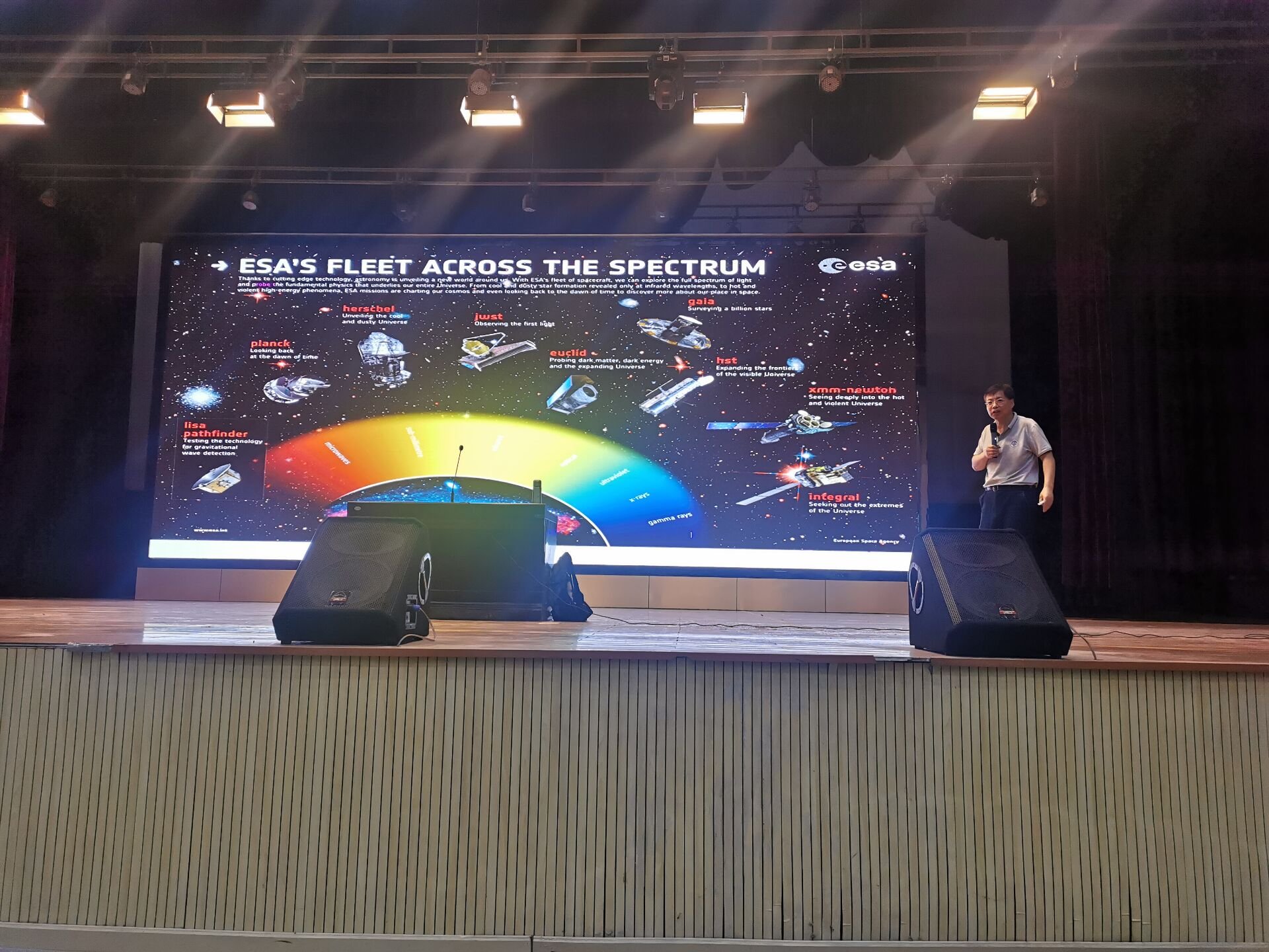 华中科技大学教授来竹山一中讲学