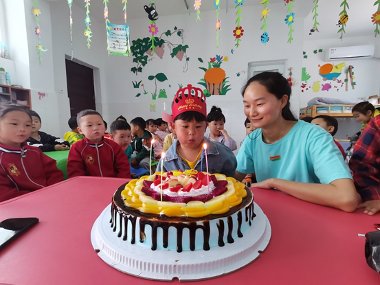 柳林乡中心幼儿园为留守娃举办生日会