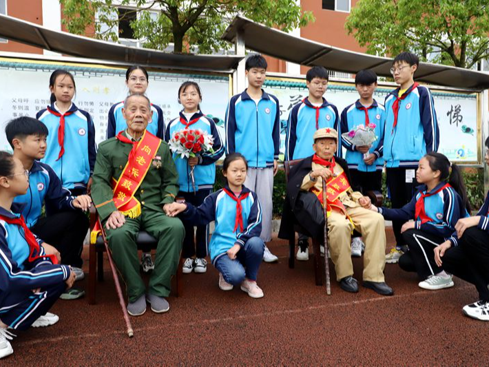 革命老兵讲故事 红色教育进校园