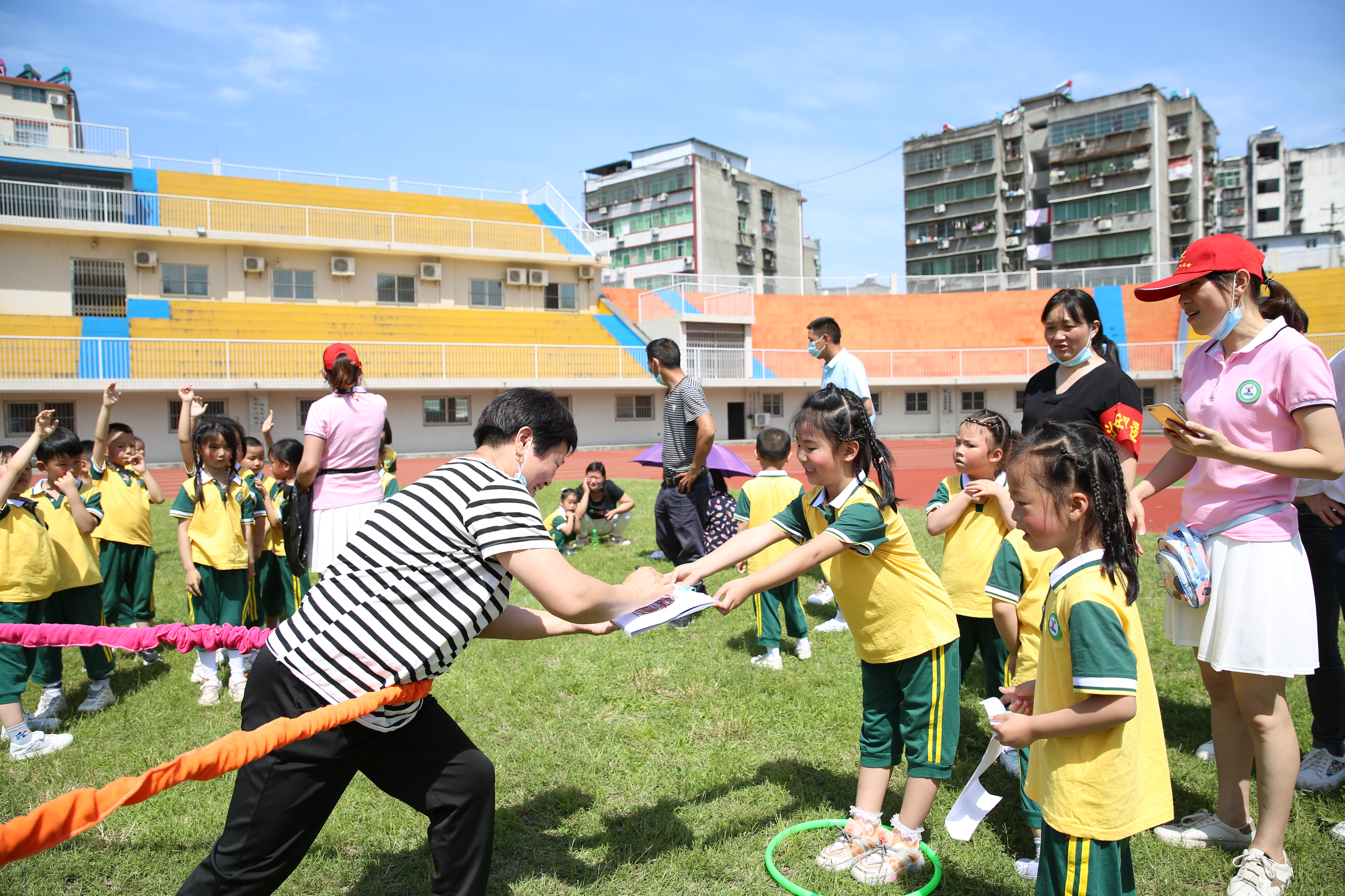 城关镇中心幼儿园举行庆六一亲子运动会