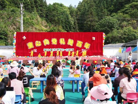 深河鄉(xiāng)中心幼兒園載歌載舞“迎六一”