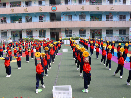 县实验幼儿园大课间活动让校园动起来乐起来