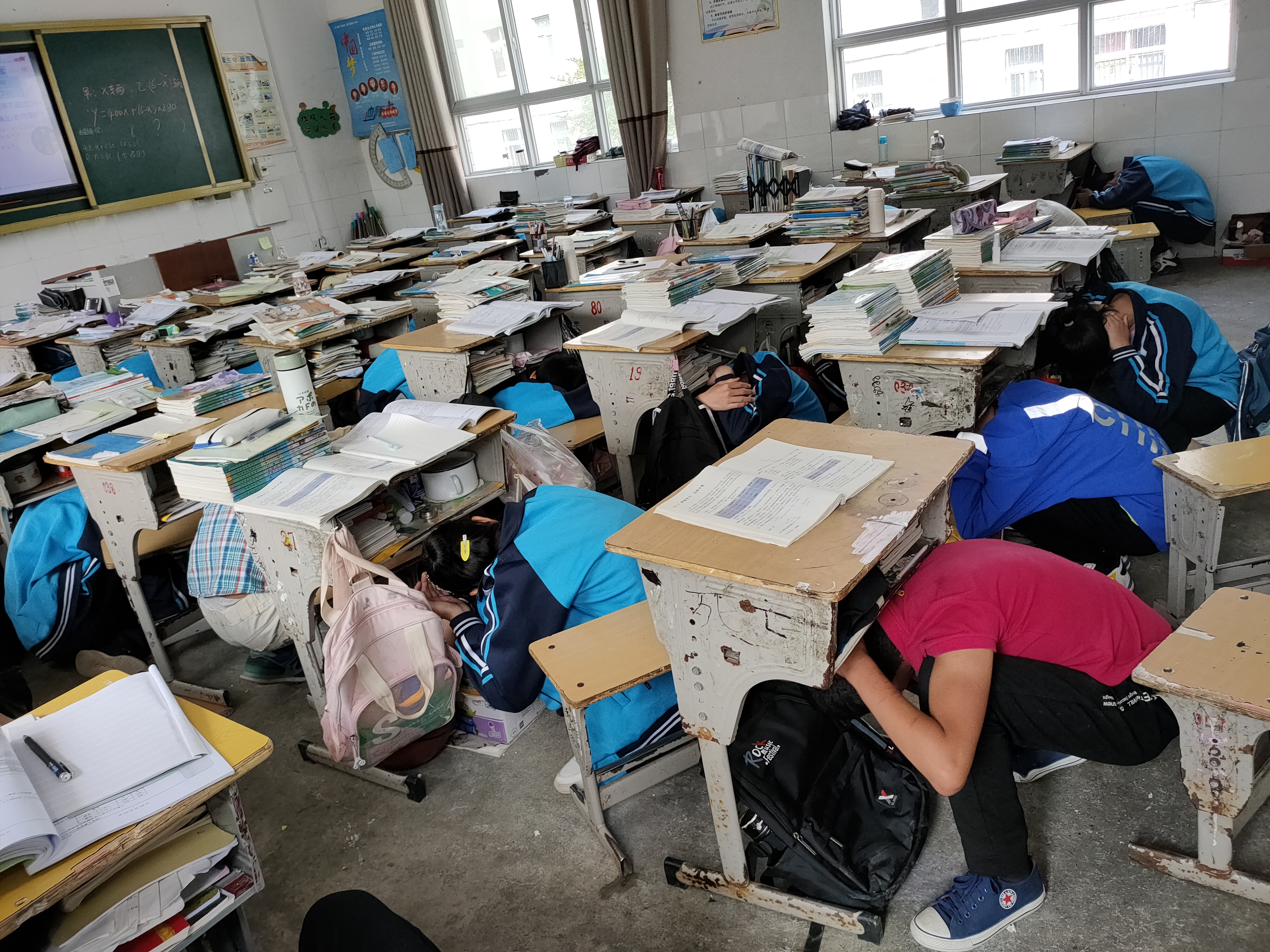 柳林乡九年一贯制学校开展地震安全疏散演练
