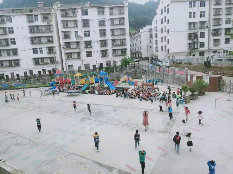 官渡镇中心幼儿园举行地震逃生演练