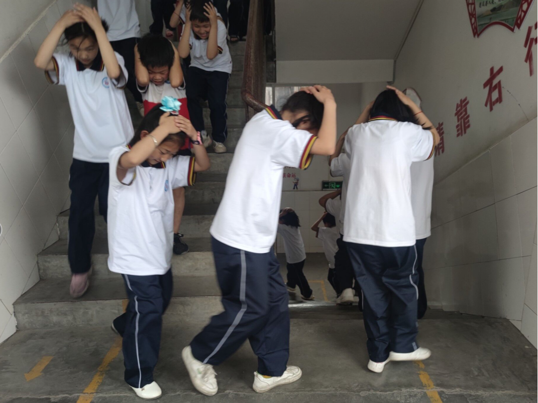 擂鼓鼓锣小学开展防震减灾疏散演练活动