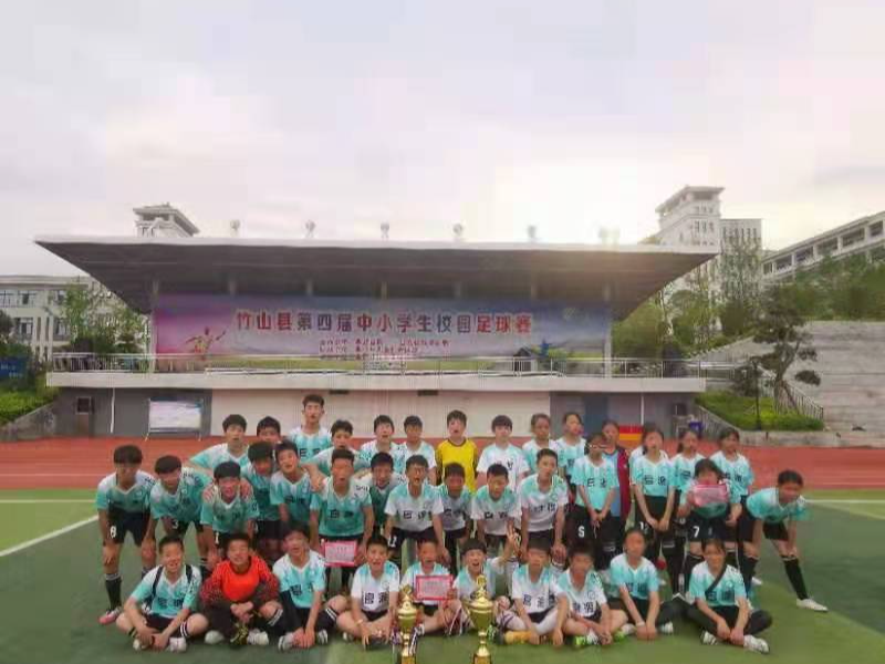 官渡九年一贯制学校足球队获佳绩