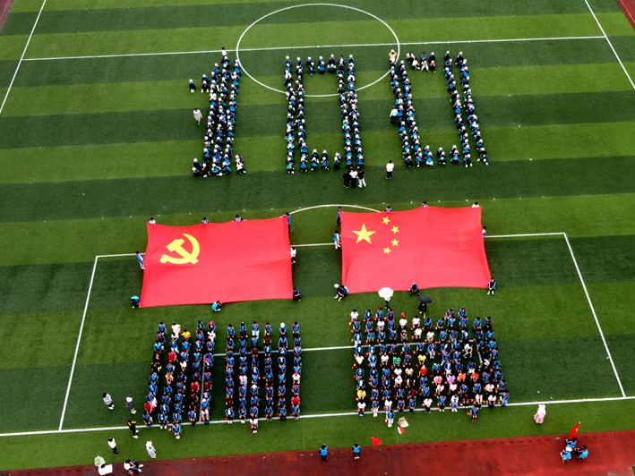 麻家渡镇458名中学生用创意拼图庆祝建党100周年