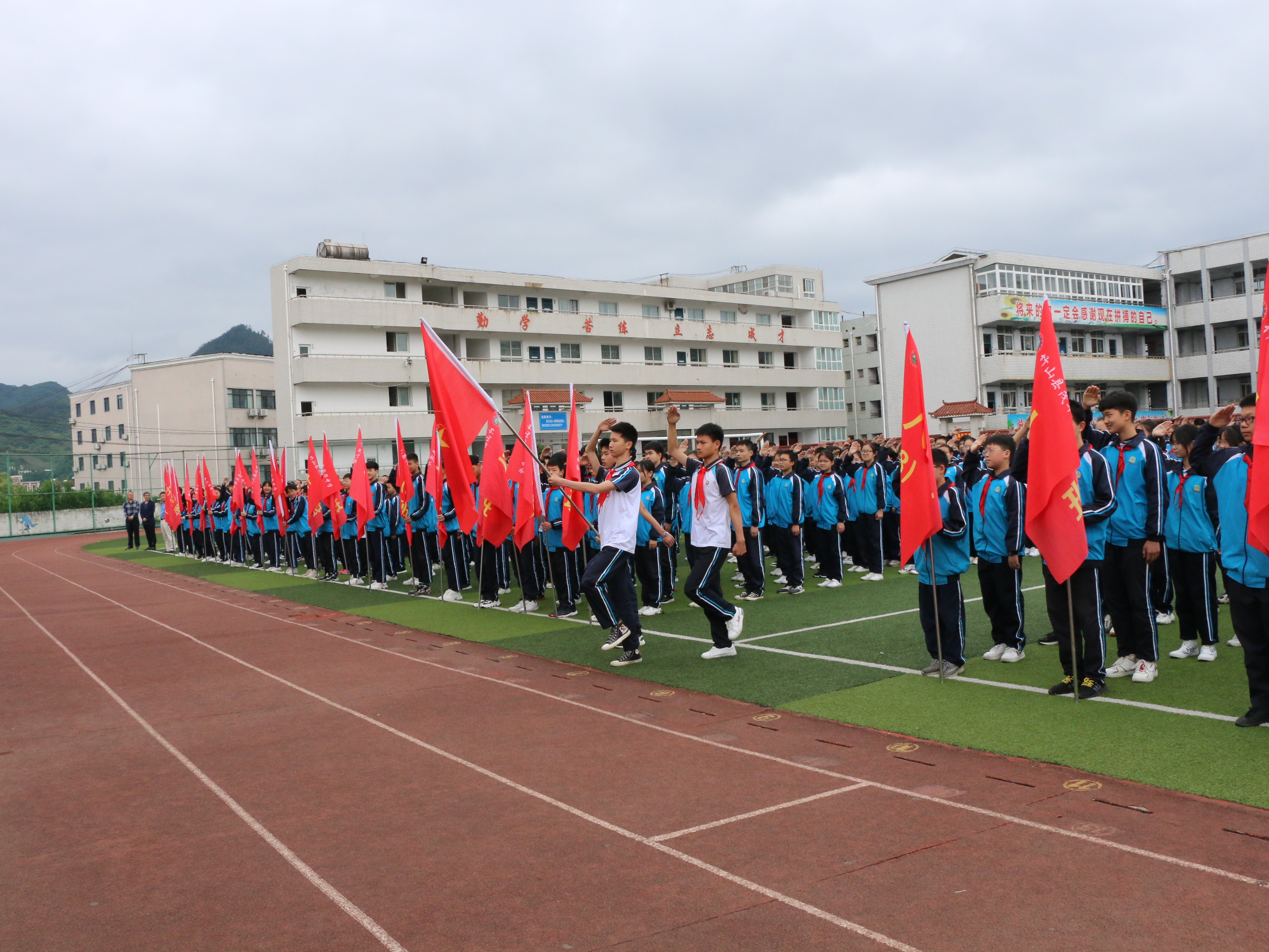 茂华中学110名优秀学生加入中国共产主义青年团