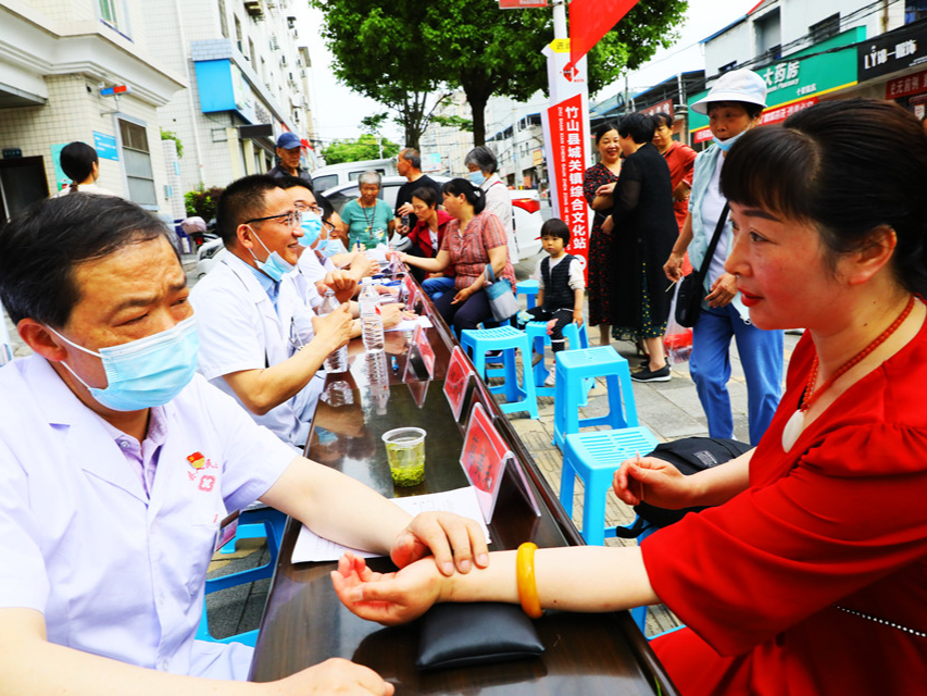 縣人民醫(yī)院開展 “學(xué)黨史、辦實事”專家義診及“雙報到”活動