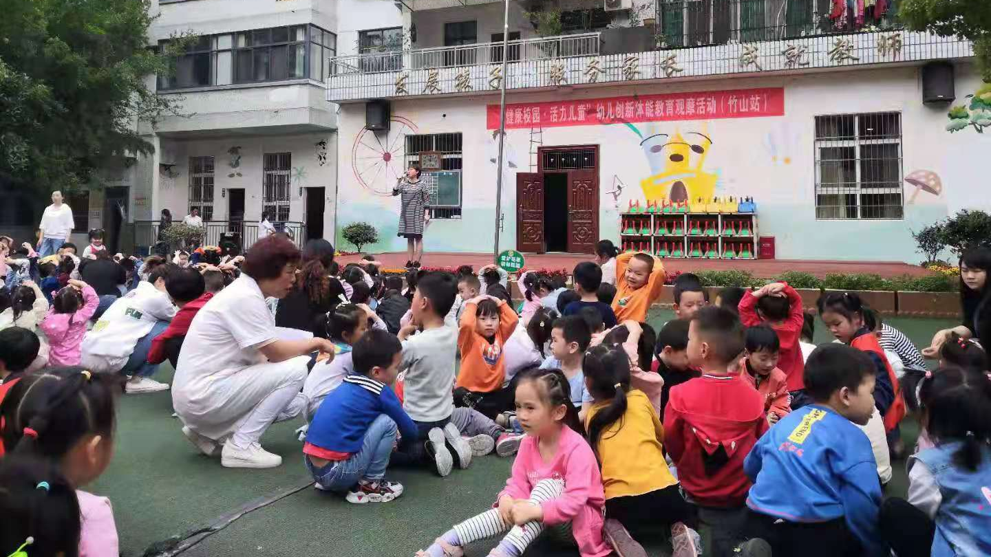 县实验幼儿园开展地震逃生演练
