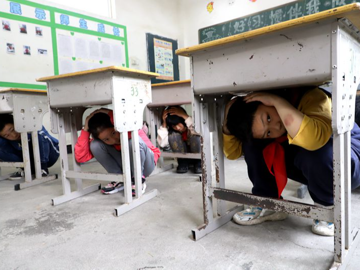 麻家渡镇茶园小学开展防震逃生演练