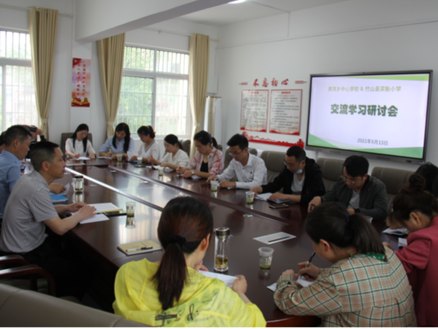 深河中心学校与实验小学携手开展教研交流活动