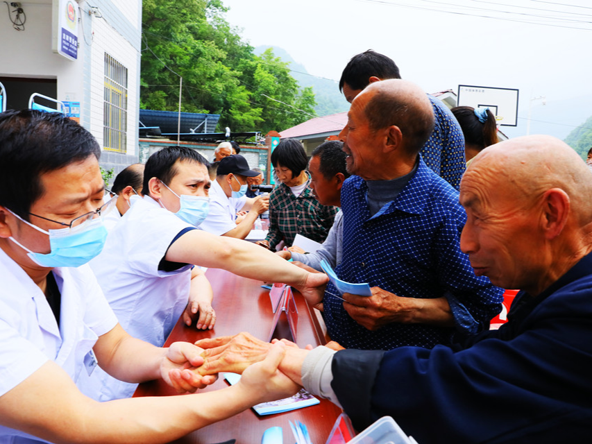 縣人民醫(yī)院開展黨史學(xué)習(xí)教育實踐暨專家義診活動