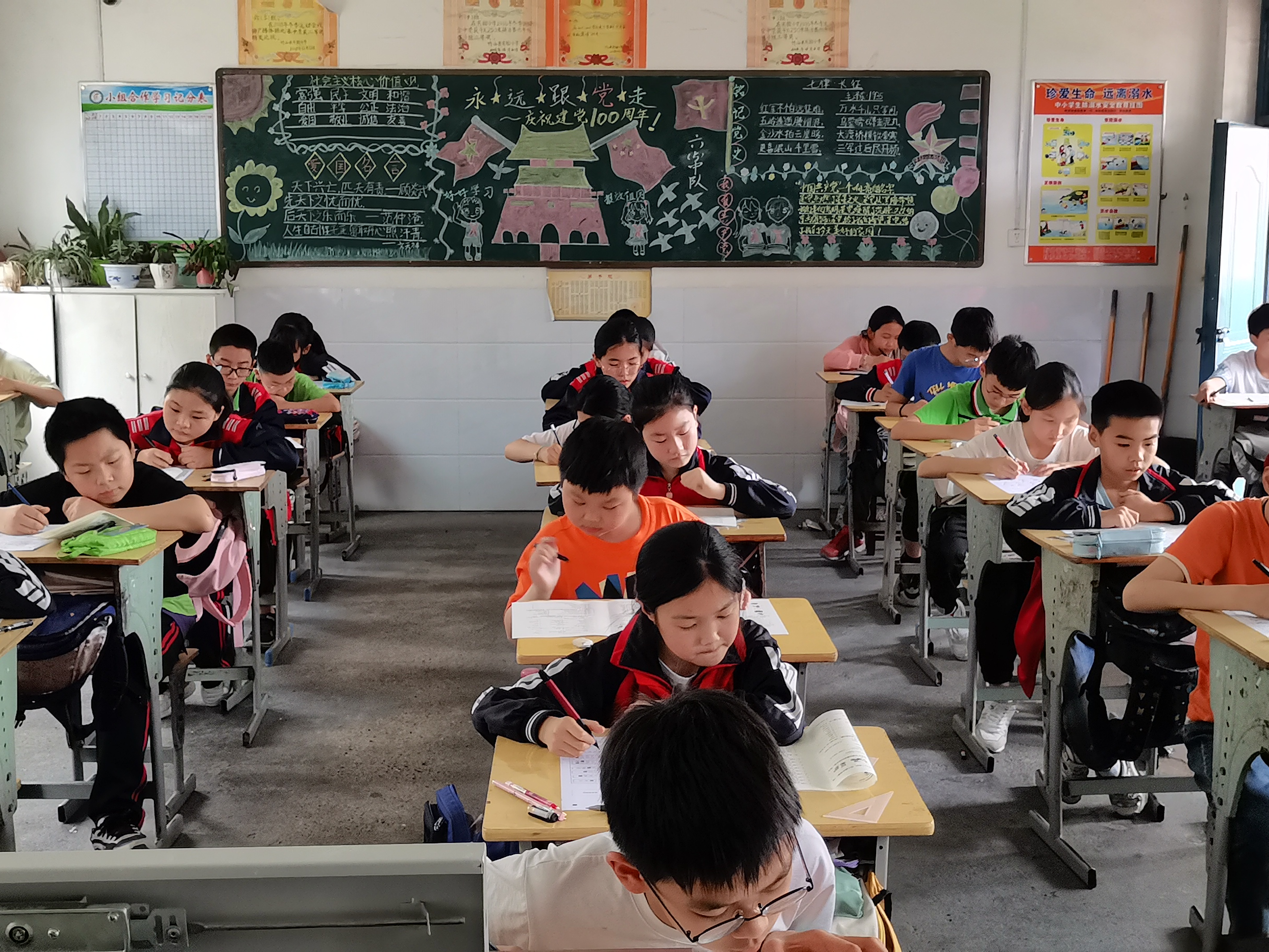 第二实验小学认真组织五月份调研考试