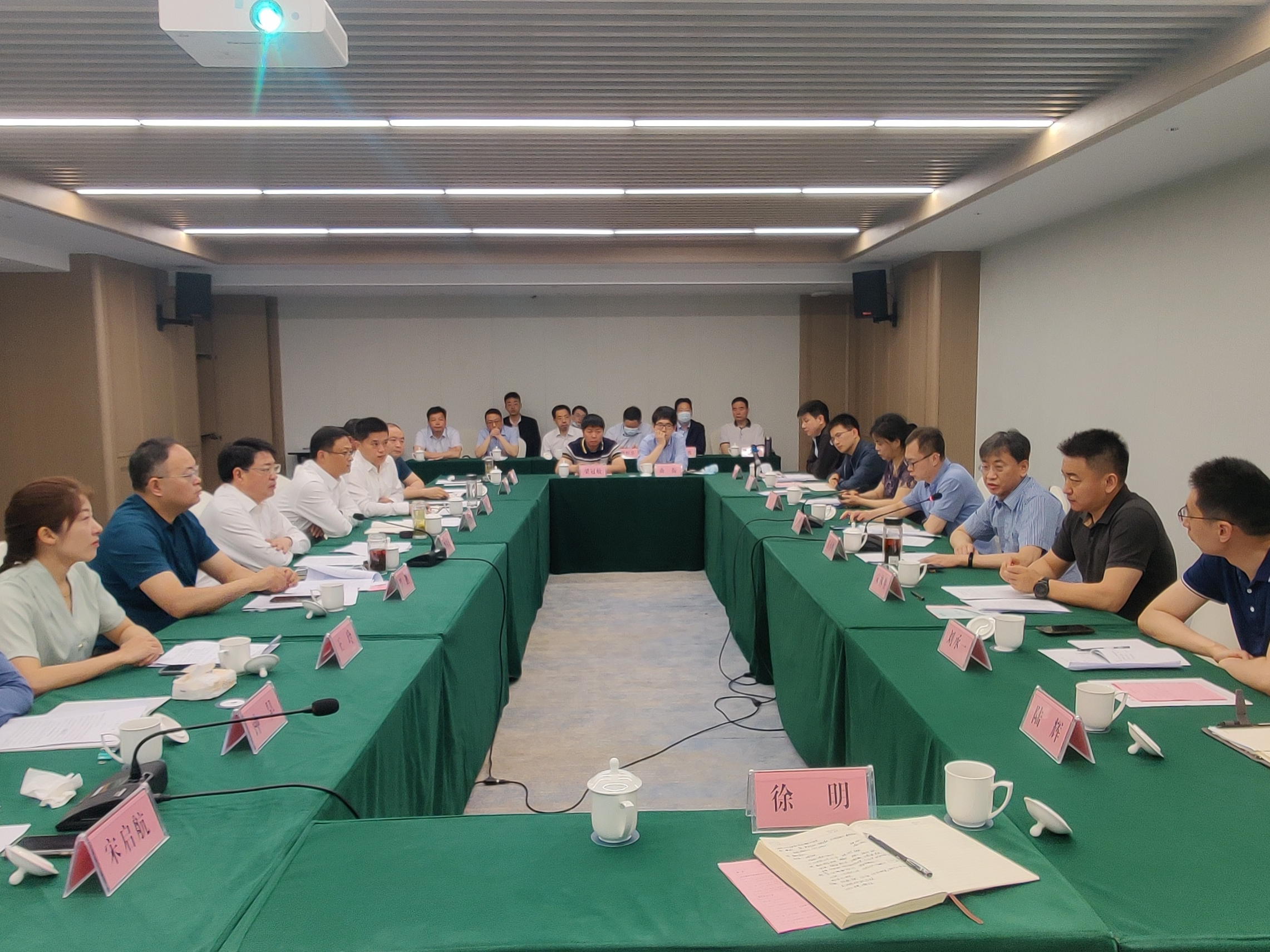 国家烟草专卖局选派2名干部到竹山挂职