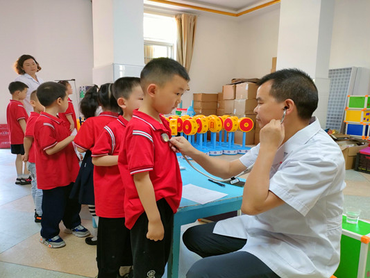 县实验幼儿园开展幼儿健康体检工作