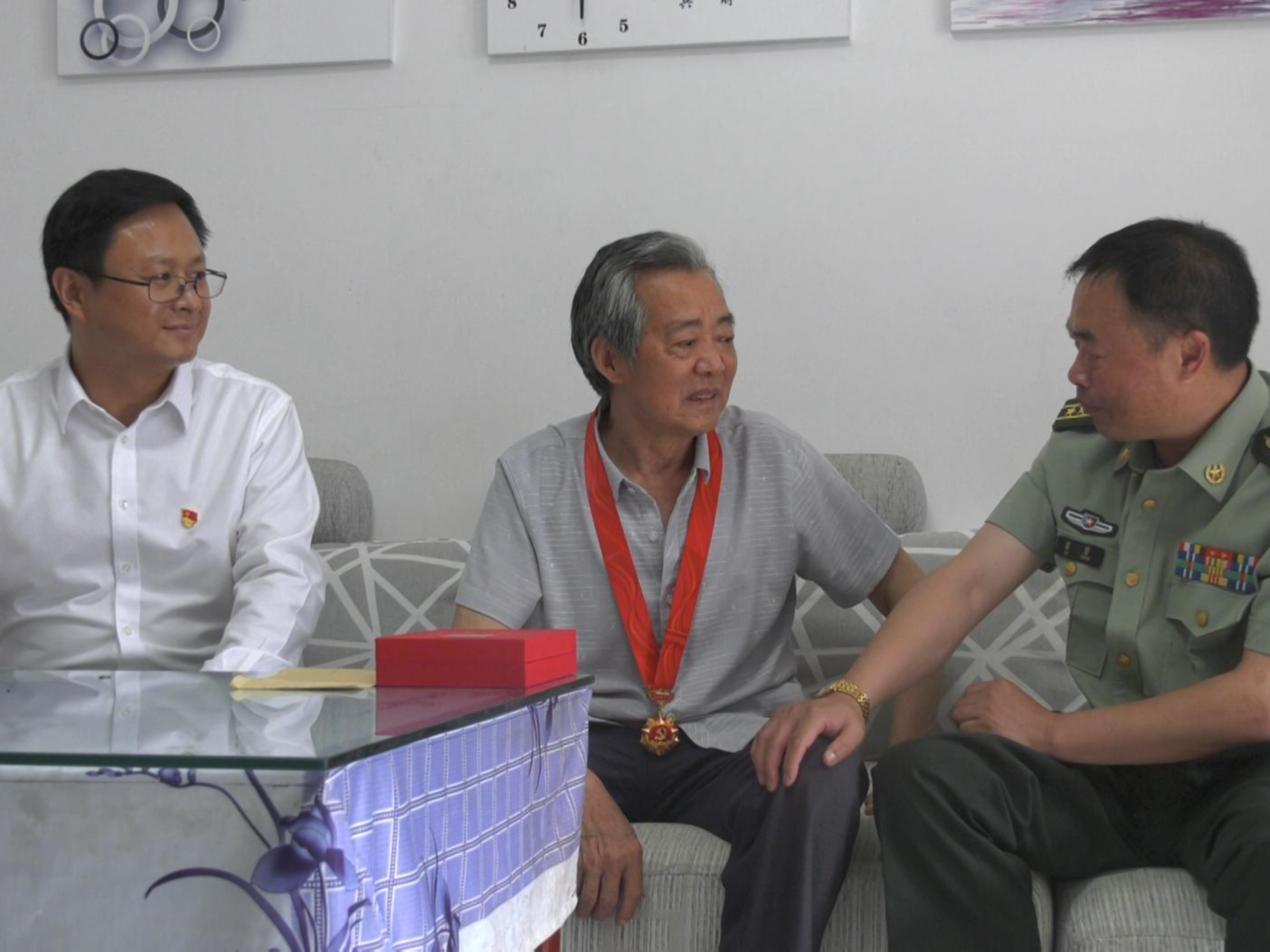 市领导来我县走访慰问老党员