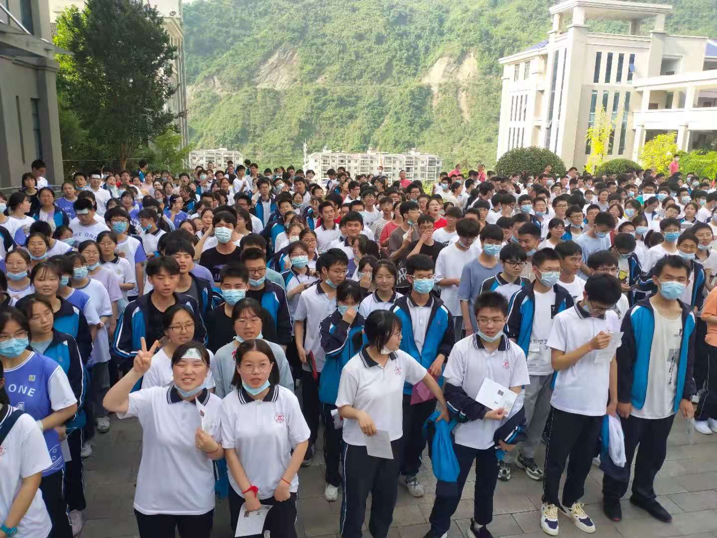 竹山一中高三教师奔赴考点为学生加油鼓劲