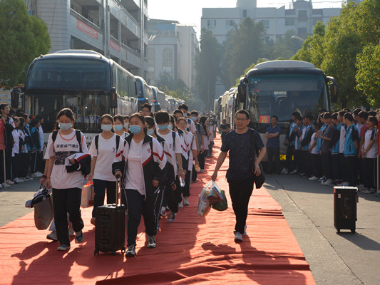 竹山二中：学长赴考学弟学妹们排队喊加油